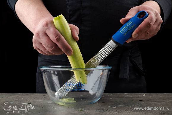Очистите огурец и измельчите с помощью терки для мелкого натирания продуктов Faberlic by Julia Vysotskaya. Отожмите мякоть.