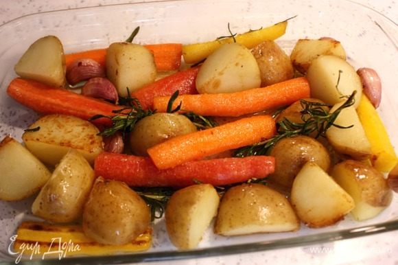 Как только картофель станет приобретать золотистый цвет, переложить все в огнеупорное блюдо или противень и поместить в духовку на 25–30 минут. Пару раз можно аккуратно перемешать овощи для равномерного приготовления.