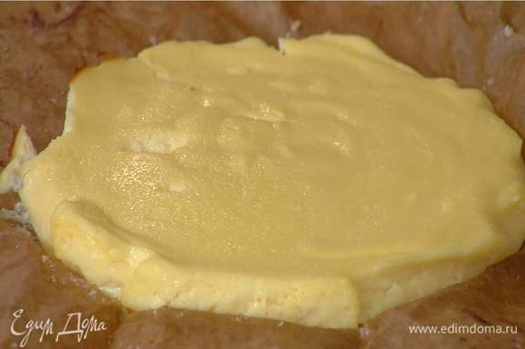 Разъемную форму выстелить пищевой бумагой, смазанной сливочным маслом, равномерно выложить яично-сливочную смесь и выпекать в разогретой духовке 20‒25 минут, затем остудить.