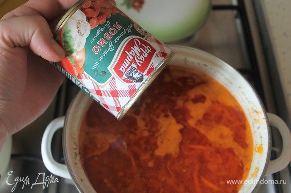 За 5 минут до готовности супа добавляем фасоль вместе с соусом из банки.