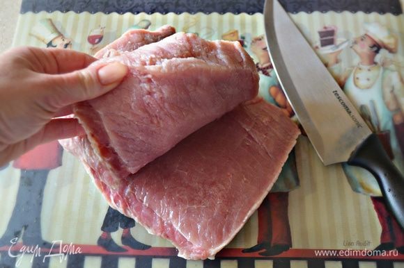 Свиную корейку ополосните и хорошо просушите с помощью бумажных полотенец. С помощью острого ножа сделайте по центру мяса продольный разрез, не доходя до края около 2 см. Раскройте мясо, слегка отбейте, посолите и поперчите со всех сторон.