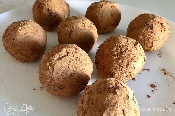Руками формируем шарики величиной с грецкий орех, обваливаем в какао и отправляем в холодильник на часок-другой.