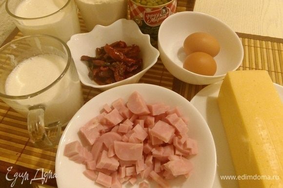 Приготовим заранее ингредиенты: нарезать колбасу, лук, вяленые помидоры, сыр натереть на крупной терке.