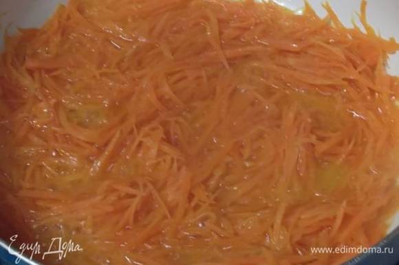 Натрите морковь, припустите на сковороде так, чтобы поменялся цвет.