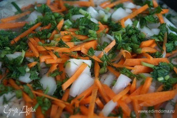 Затем нарезаем овощи: картофель (ломтиками), морковь (мелкими ломтиками), огурцы, помидоры без шкурки и лук нарезать на мелкие кубики, перловку (промыть, перебрать), соль, специи, все закладываем в мультиварку.