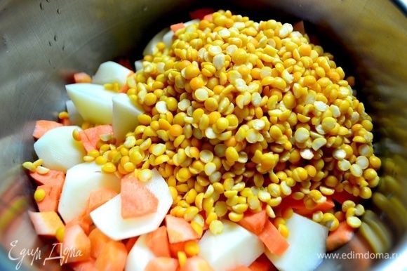 Картошку, морковь нарезать произвольно, добавить промытый горох (желтый колотый), добавить воды на три пальца выше продуктов, посолить.