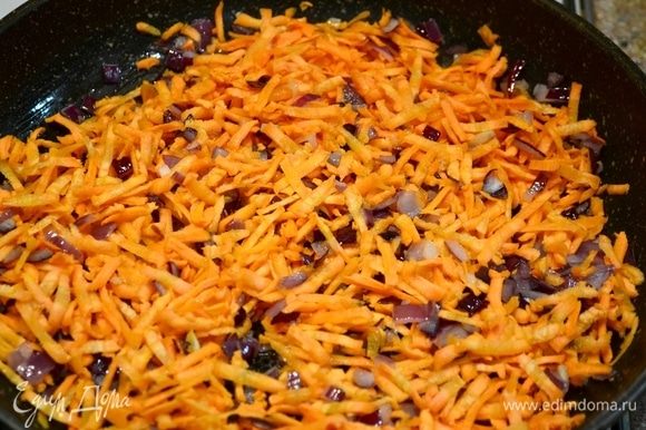 Затем добавляем морковь, натертую на крупной терке.