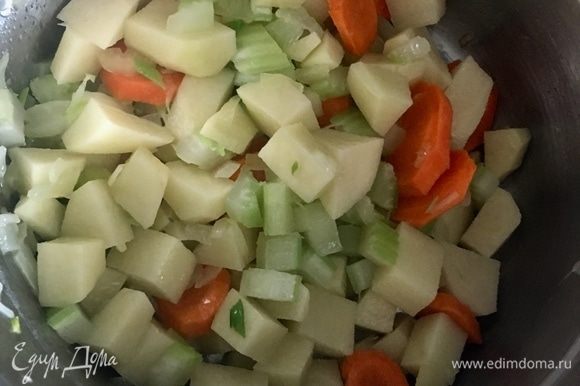 Добавить нарезанный кубиком картофель. Перемешать и оставить все овощи на пару-тройку минут пропитаться все вместе маслом и «перезнакомиться».