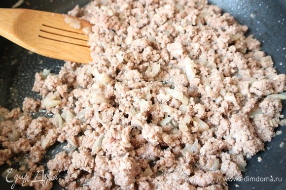 В процессе обжарки баранину посолить, поперчить. Есть другой способ обработки мяса с луком, когда прокрученная через мясорубку баранина закладывается на сковороду одновременно с луком.