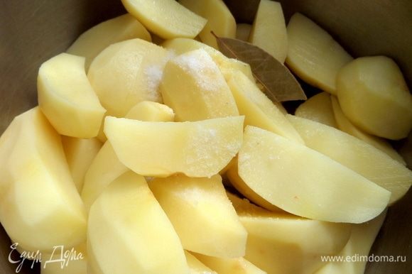Очистить, нарезать дольками и поставить вариться картофель с солью и лавровым листом.
