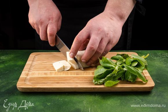 Сыр тофу нарежьте кубиками, базилик измельчите.