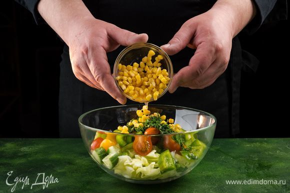 Выложите овощи в чашу, добавьте кукурузу.