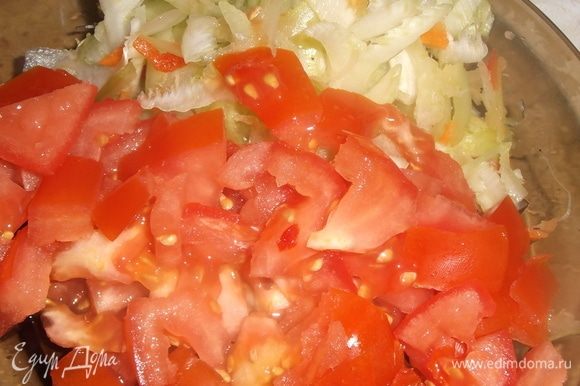 Нарезать сельдерей и помидоры. Добавить в суп.