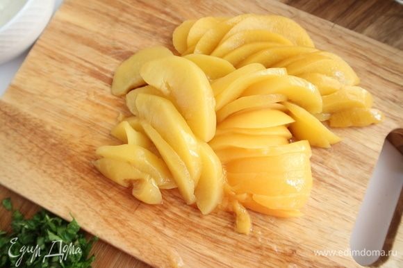 Персики откинуть на сито, дать стечь сиропу, нарезать на пластины. В ингредиентах указан вес персиков без сиропа. Персики можно заменить на консервированный ананас или другие фрукты.