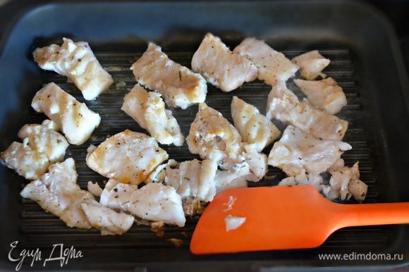 Кисточкой смазать рыбу оливковым маслом и быстро обжарить на сковороде-гриль по 1 мин. с каждой стороны.