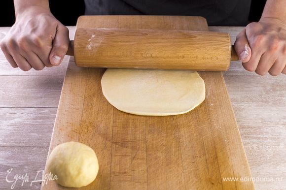 Тесто разделите на четыре части, раскатайте лепешки размером с ладонь.