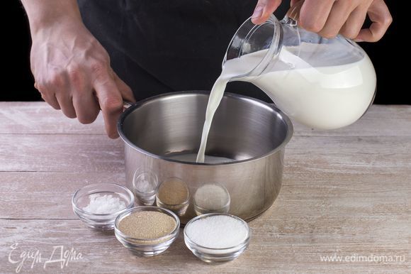 Слегка подогрейте молоко, добавьте сахар, соль и дрожжи, хорошо размешайте. Поставьте смесь в теплое место на 15 минут.