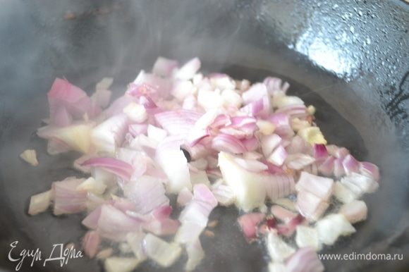 В ту же сковородку, где жарились колбаски, добавляем лук. К луку обязательно добавьте половину чайной ложки сахара. Это придаст красивый цвет.