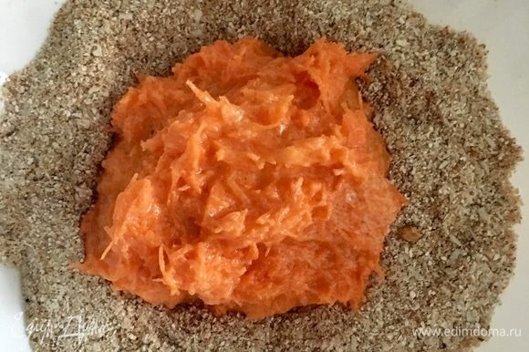 В этот «колодец» выкладываем жидкие ингредиенты вместе с морковью и перемешиваем лопаточкой до однородности.