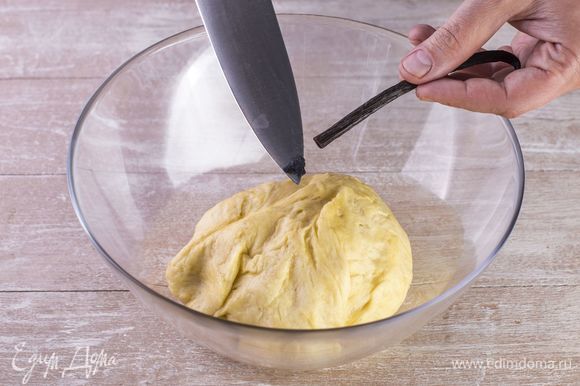 Замесите эластичное тесто, добавьте ваниль.