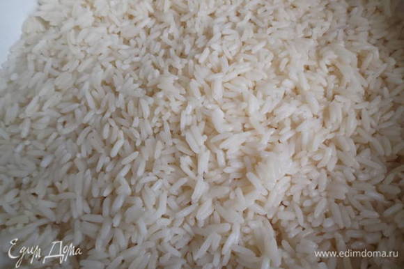 Рис отварить в подсоленной воде до полуготовности и положить на масло.