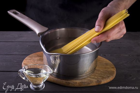 Сварите спагетти в подсоленной воде с добавлением растительного масла, откиньте на дуршлаг, сбрызните маслом.