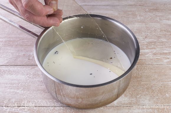 Растворите ваниль в молоке и залейте им 2 пластины желатина, когда он набухнет, подогрейте молоко, не доводя до кипения.