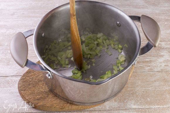 Обжарьте в кастрюле с оливковым маслом до размягчения.