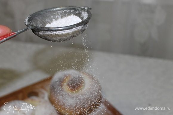 Горячие булочки посыпьте сахарной пудрой.