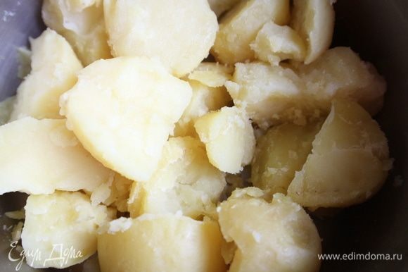 Сварить картофель в мундире, почистить, поместить на 10 минут в предварительно разогретую до 200°C духовку. Для рецепта нужно выбрать хорошо разваривающийся картофель.