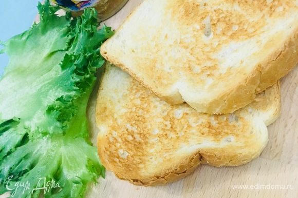 Хлеб готовлю в тостере, но можно на сухой сковороде или в мультипекаре, для одного бутерброда понадобится 2 куска.