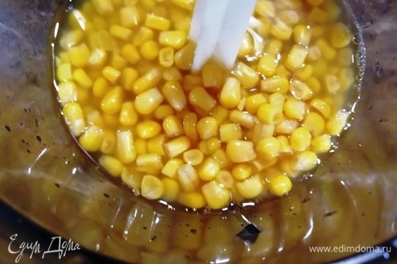 Помещаем всю кукурузу вместе с жидкостью в чашу кухонного комбайна и измельчаем.