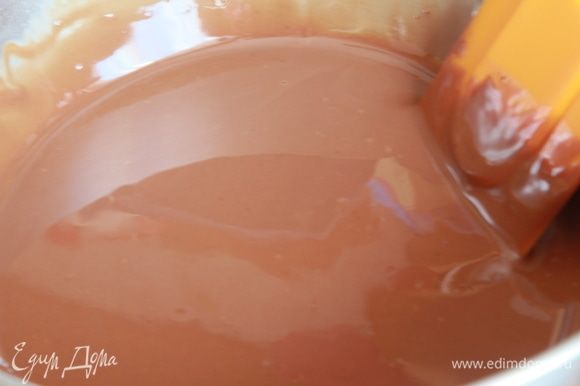 Шоколад растопите на водяной бане. Масло подогрейте приблизительно до 40°C. Все смешайте до однородности. Использовать сразу.