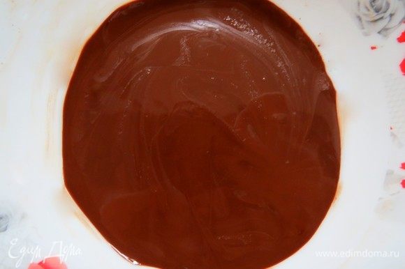 Растопить поломанный на мелкие кусочки горький шоколад в микроволновке (мощность 360 Вт, 1–2 минуты) либо на водяной бане.