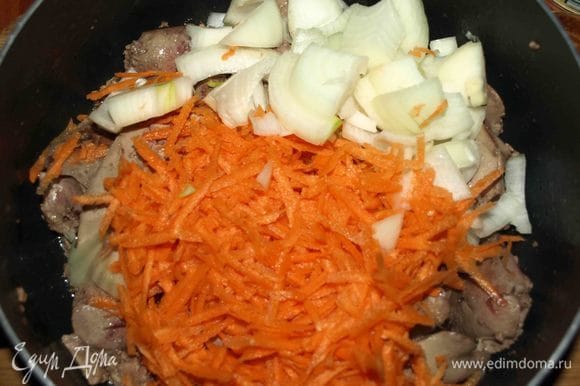 Лук, морковь очистить. Лук нарезать, морковь натереть на терке. Добавить овощи к печени и томить 2 минуты.