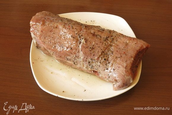 Обмазываем мясо маслом с перцем, выдерживаем 15–30 минут.