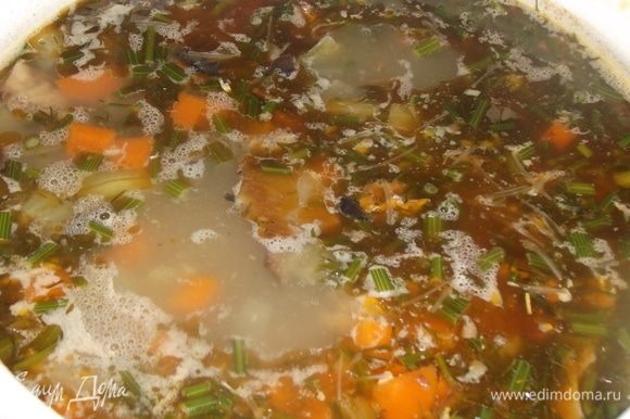 В кипящий суп добавить горсть вермишели. Выключить. Накрыть крышкой и дать настояться 10 минут. Подавать к столу. Приятного аппетита!