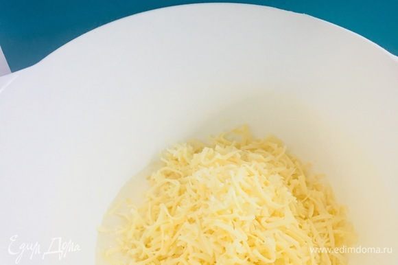 Добавляем к яичной смеси натертый сыр, соль, перец по вкусу (если сыр соленый, то солить не следует). Перемешиваем.