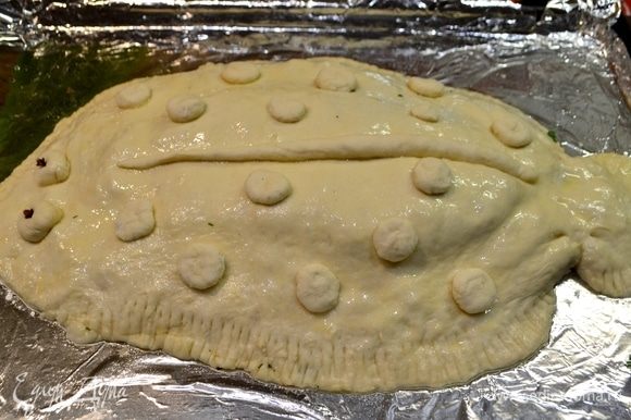 Накрываем пирог раскатанным тестом и защипываем по краям, можно придать, например, форму рыбы. У меня получилась веселая камбала–мультяшка:) Смазать яйцом. Отправляем в разогретую духовку при 190°C и выпекаем до готовности.