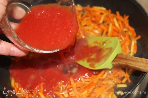 Добавляем нарезанный кубиками болгарский перец и томат или протертые помидоры (и, в крайнем случае, разведенную 1 ст. л. томатной пасты). Тушим до выпаривания жидкости.