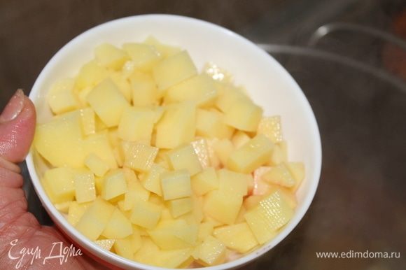 Картофель нарежьте мелкими кубиками и, когда бульон посветлеет, кладем его в борщ.