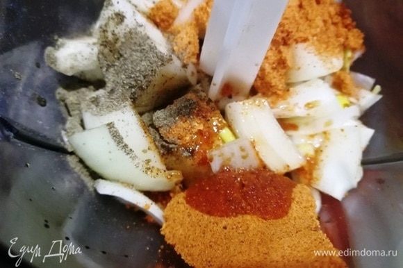 Для маринада в чаше измельчителя смешать соевый соус, растительное масло, луковицу и специи (на ваш вкус).