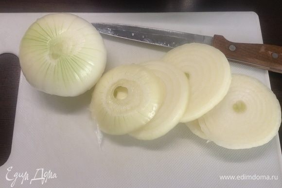 Две из четырех луковицы режем толстенькими кольцами.