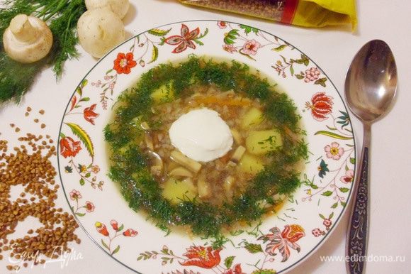 Осталось только разлить готовый суп по тарелкам. Щедро добавить зелени (у меня укроп) и сметану.