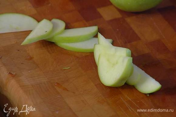Половинку яблока нарезать тонкими дольками, полить соком лимона и выложить на цикорий.