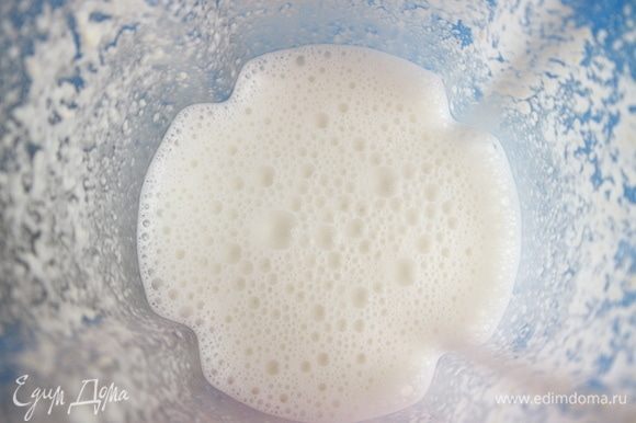 Классическая пропорция миндаля и воды — 1:4, можно приготовить миндальное молоко чуть гуще — 1:3, именно это соотношение здесь.