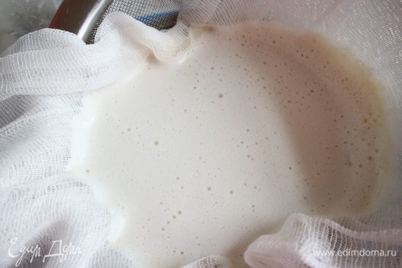 Процедить миндальное молоко через марлю, сложенную в несколько раз.