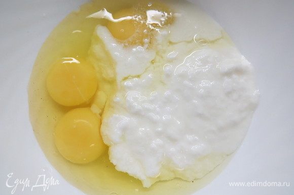 Венчиком слегка взбить яйцо с кефиром, кофе, маслом и ванилью.