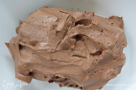 Доделываем шоколадно-мятный крем. Спустя 6–8 часов достать из холодильника мятные сливки с темным шоколадом. За это время крем должен был прилично загустеть. Взбиваем сливки с шоколадом до устойчивых пик.