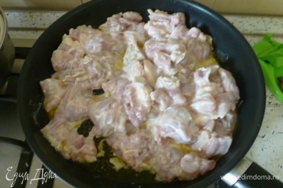 С курицы слить лишнюю жидкость. В сковороде разогреть 1,5 ст. л. масла, обжаривать курицу до полной готовности.